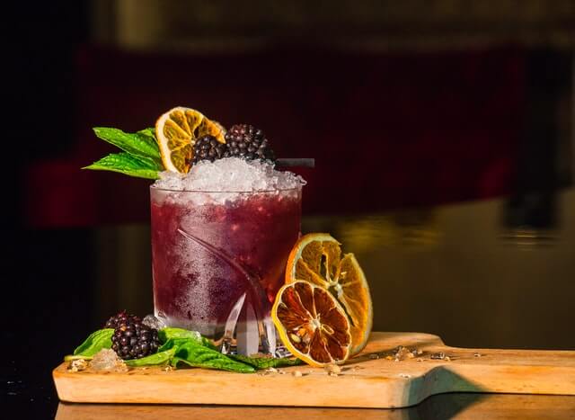 kyryll-ushakov-lwoTuByIuC4-unsplash-1 photo of a wedding cocktail symbolic ritual making a cocktail