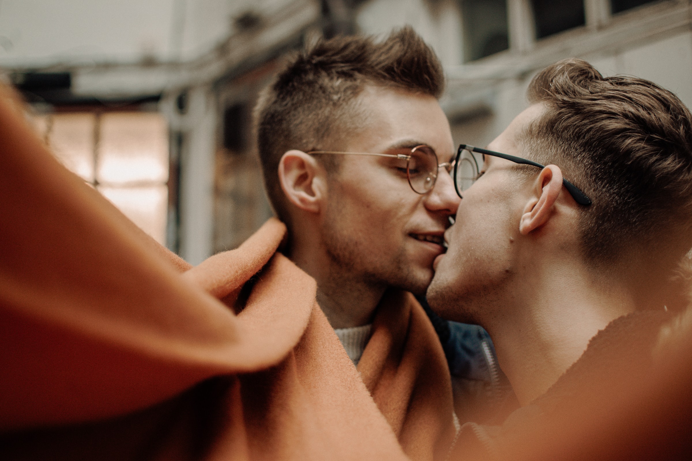 renate-vanaga-RwS9lbEprx4-unsplash couple of makes kissing under a blanket, couples ceremonies with the celebrant angel in aberdeen