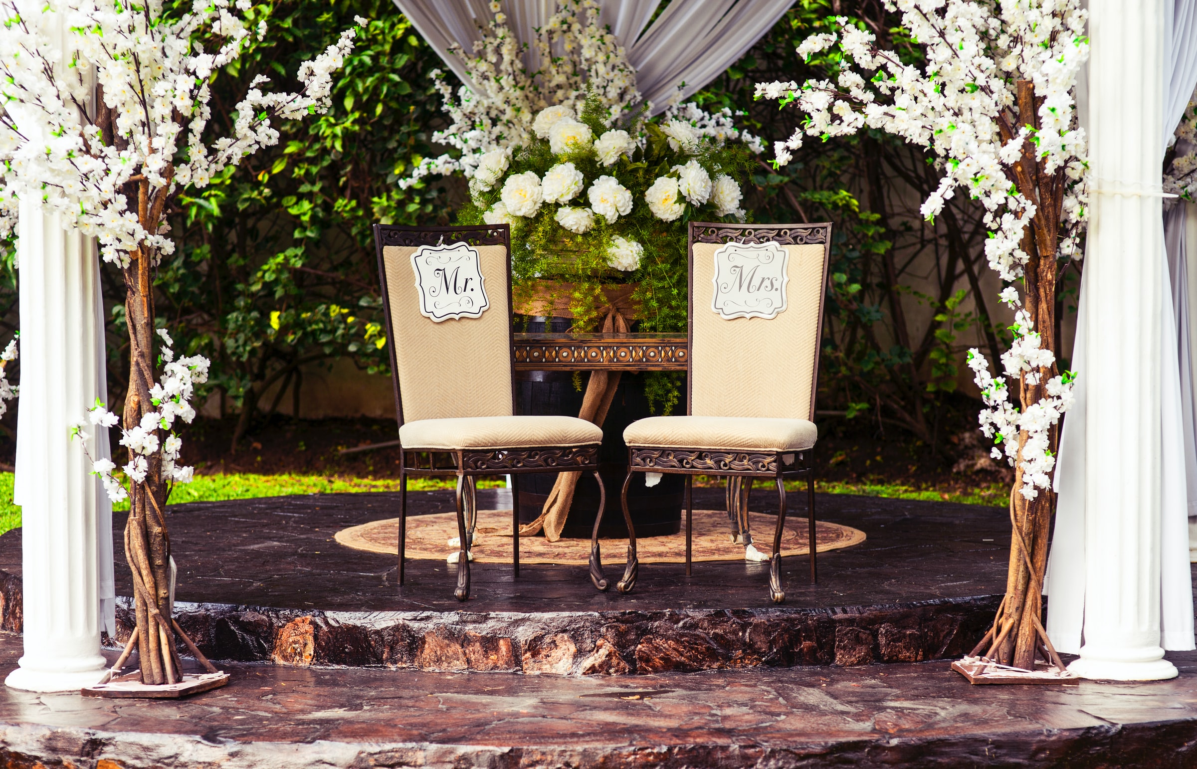 guanfranco-g-82p7JgzKOpo-unsplash picture of mr and mrs seats at a wedding how to choose the perfect wedding date