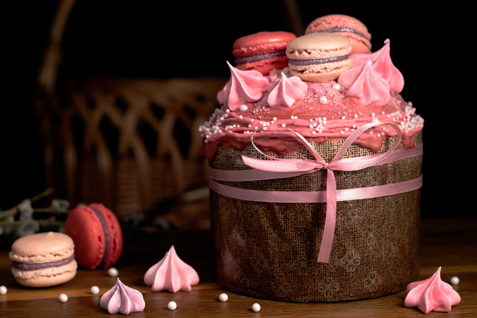marina-grynykha-X4ca_ecVQNw-unsplash photo of wedding maccaroon cake what questions to ask a cake maker by the celebrant angel