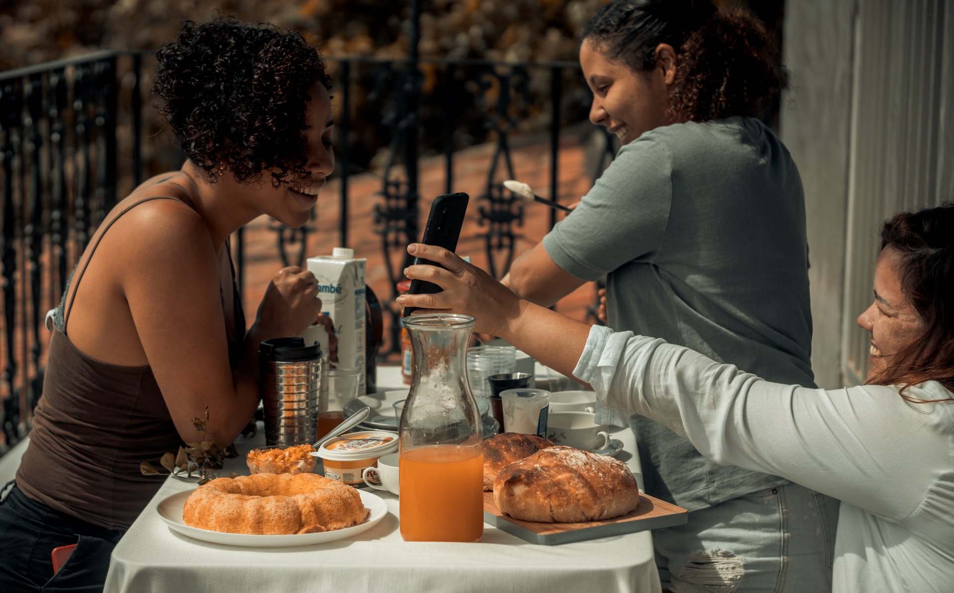 mark-luis-v7ya7eVV9pI-unsplash family have breakfast together in the sunshire how to calm wedding day nerves