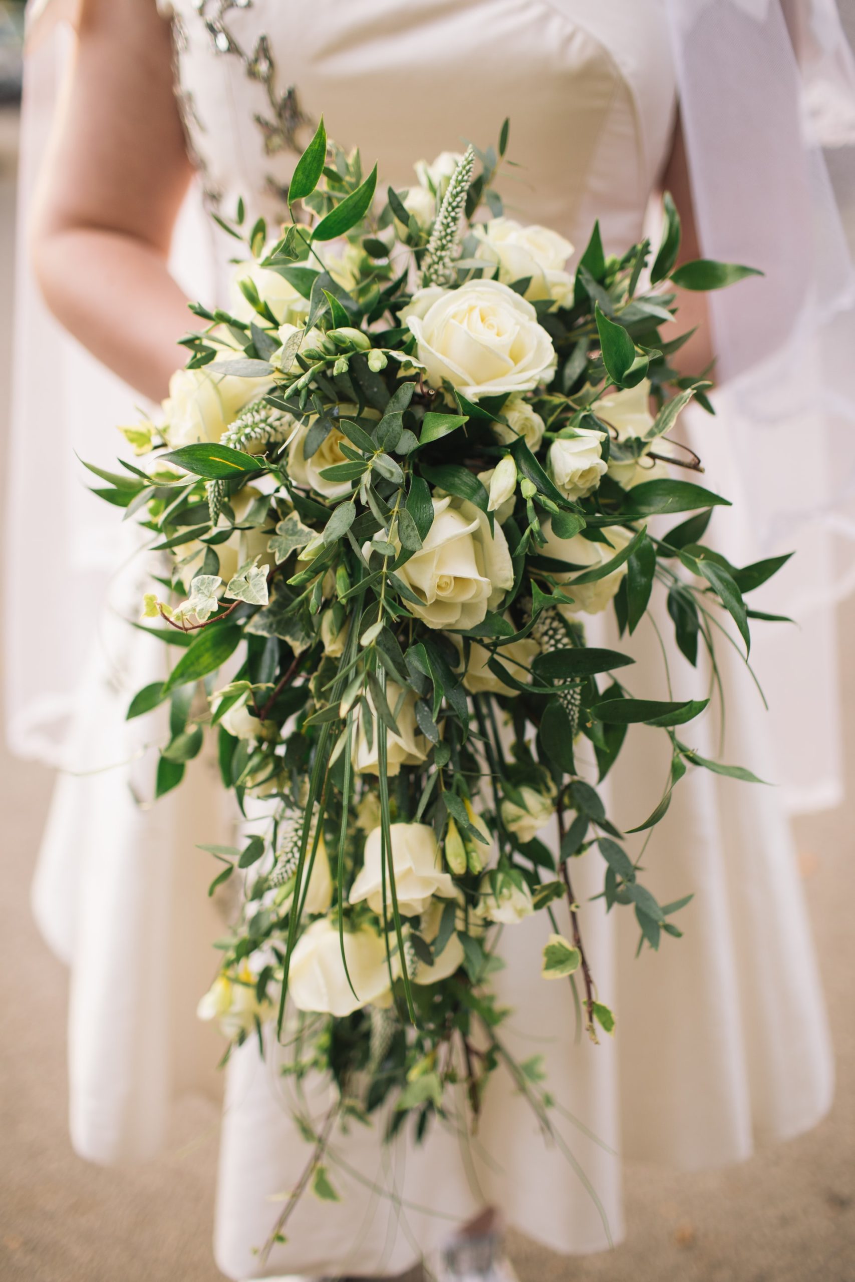 james-bold-Hg1rGuu9qGw-unsplash picture of a cascade type of wedding bouquet with the celebrant angel aberdeen