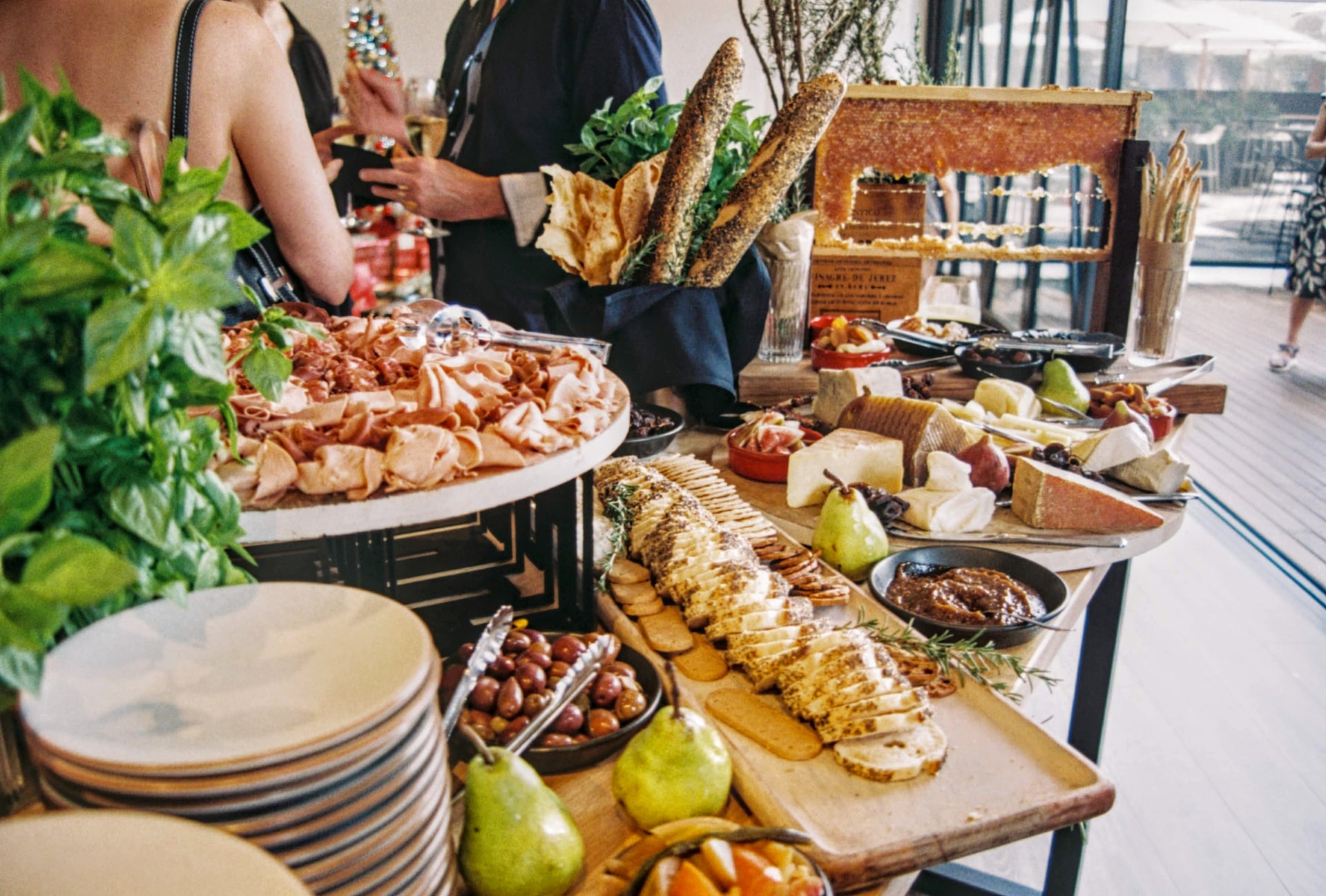 yukiko-kanada-Ou4CQo6jzvU-unsplash choosing your wedding menu with the celebrant angel