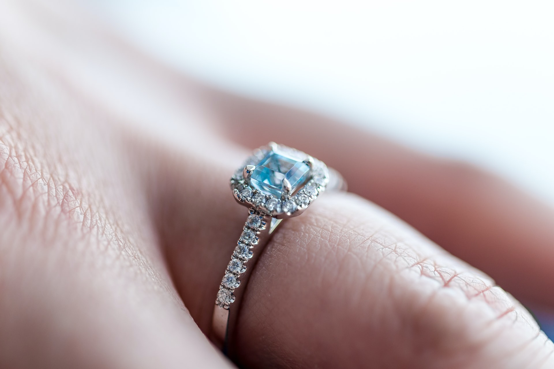 andy-holmes-bRnzmMF7GCM-unsplash choosing an engagement ring with the celebrant angel aberdeen