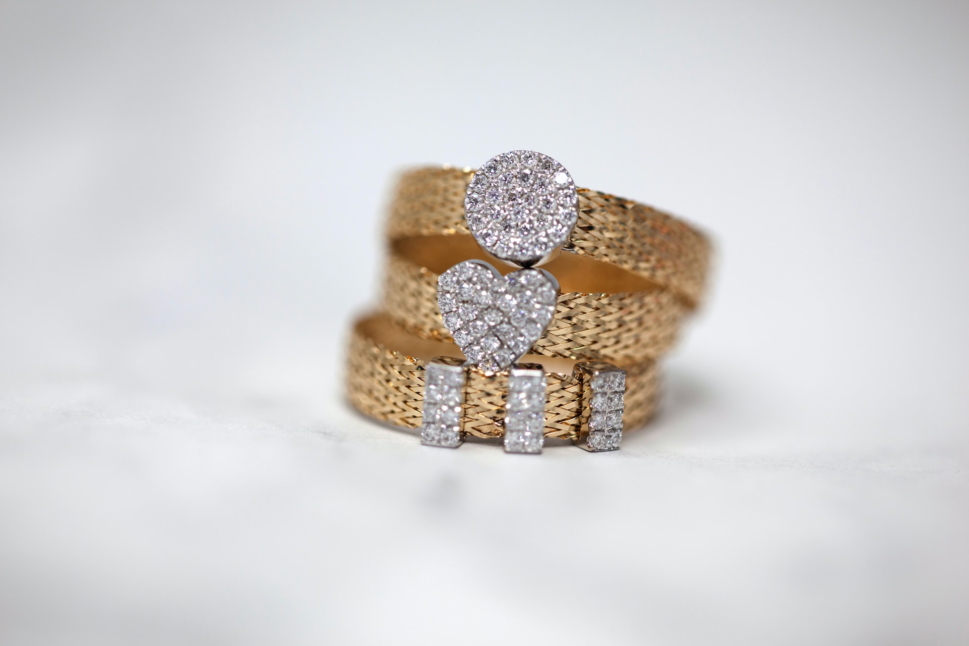 cornelia-ng-zZLhoEwGCeM-unsplash choosing an engagement ring with the celebrant angel aberdeen