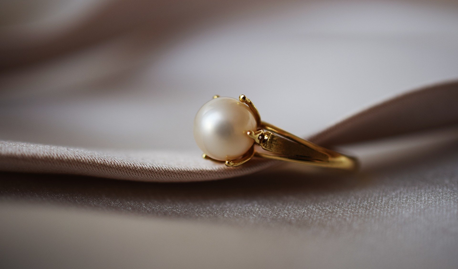 ring-gda40a3a45_1920 choosing an engagement ring with the celebrant angel aberdeen