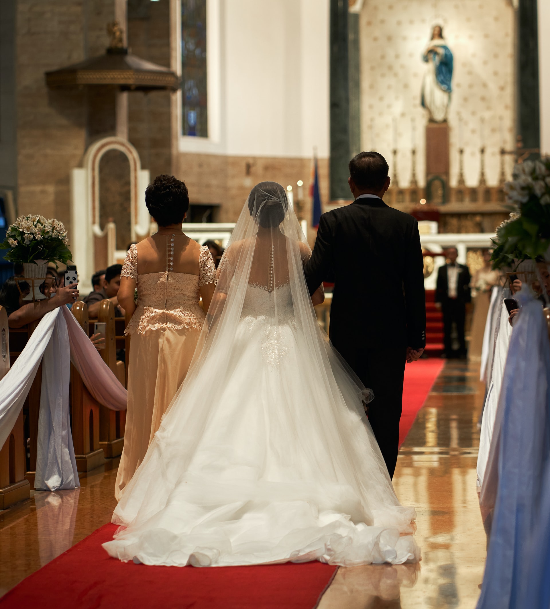 norbert-braun-YAiNTtB8EjQ-unsplash include your mum in your wedding ceremony