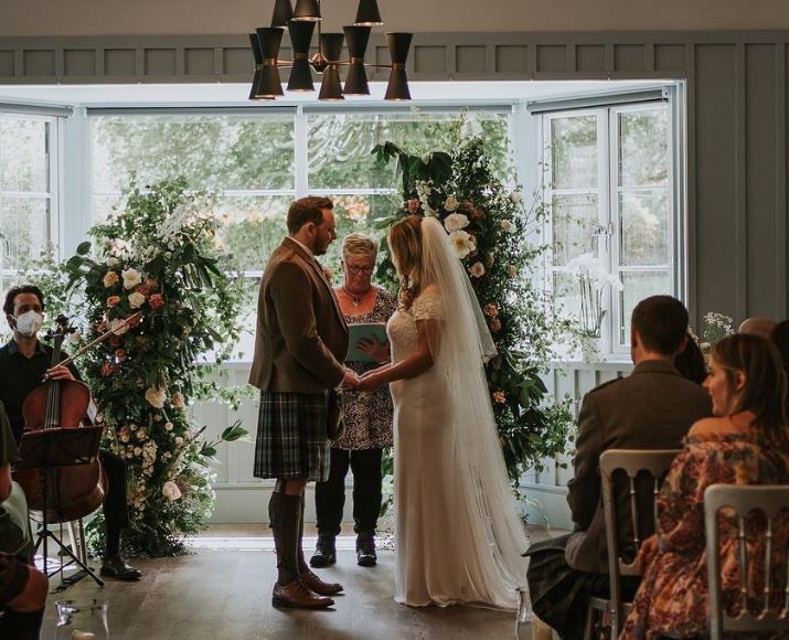everton-vila-Ah_5-iQCCSw-unsplash couples wedding cerermonies with the celevbrant angel aberdeen