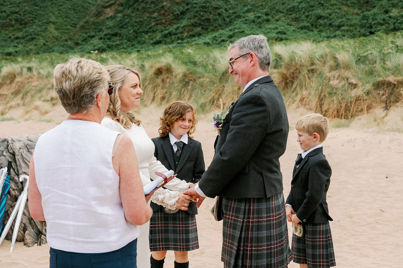jeanette and duncan's wedding with mary gibson the celebrant angel aberdeen