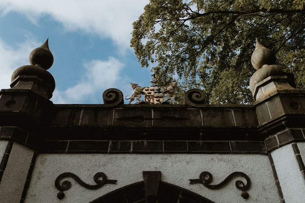 photo of the entrance to meldrum house a wedding venue in aberdeenshire 